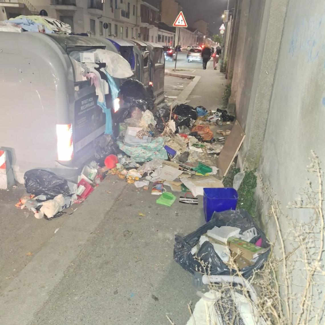 Torino sommersa dai rifiuti: telecamere inutili e marciapiedi impraticabili