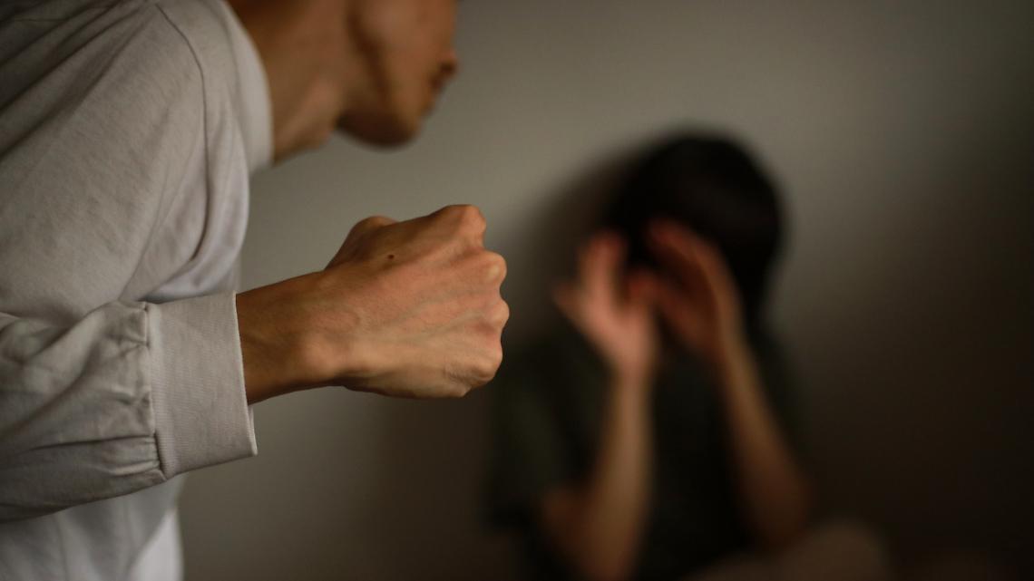 Nel giorno contro la violenza sulle donne lui la massacra di botte: orrore a Ivrea