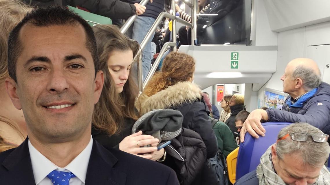 “Siete in troppi”: pendolari buttati giù dal treno a Chivasso. Piemonte come il Terzo Mondo