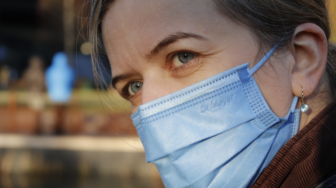Foto generica di una donna con mascherina al tempo del Covid