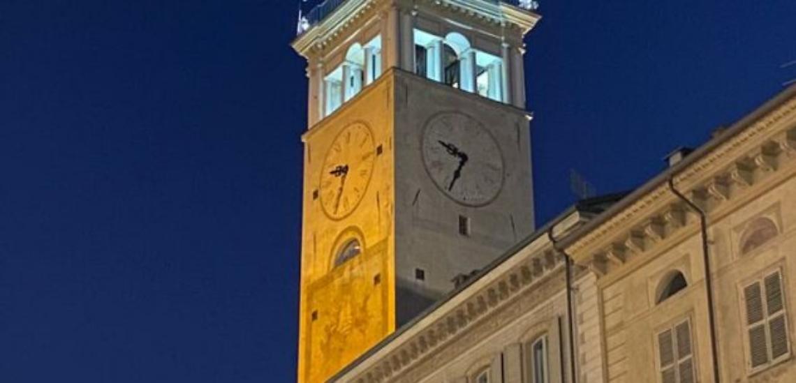 Cuneo, la torre civica si illumina di giallo