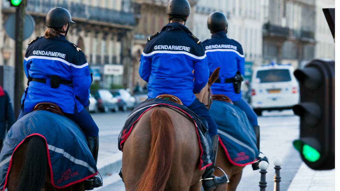 Macron inventa il “volontariato obbligatorio”. La Francia si prepara… volente o nolente