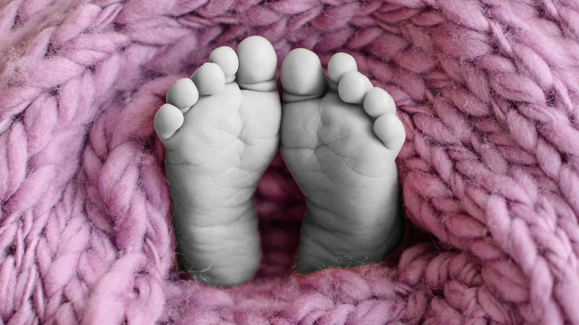 Tragedia nel Novarese, neonato ucciso dai maltrattamenti. Genitori fermati in Svizzera