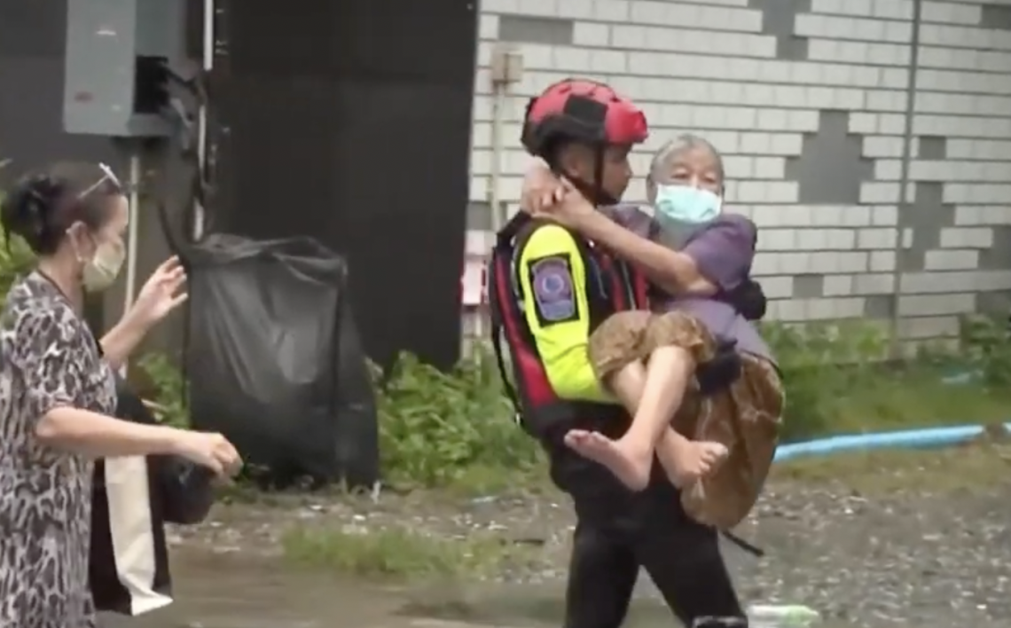 Sud-est asiatico sommerso: 33 morti, città isolate e ospedali allagati tra Thailandia e Malesia