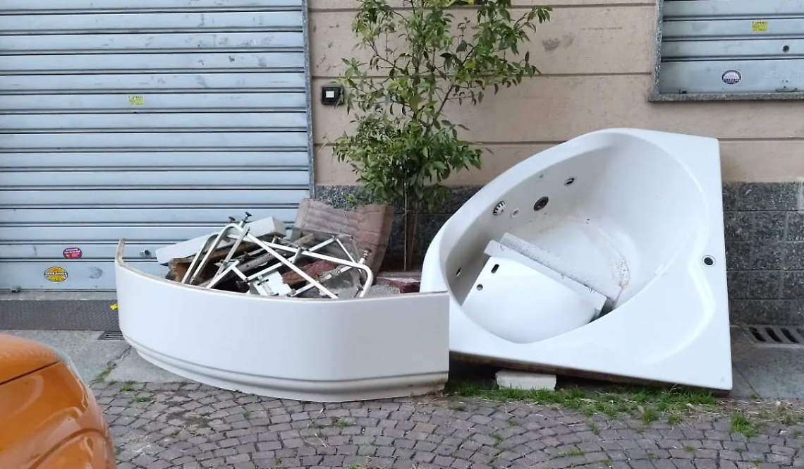 Vasca piena di rifiuti 