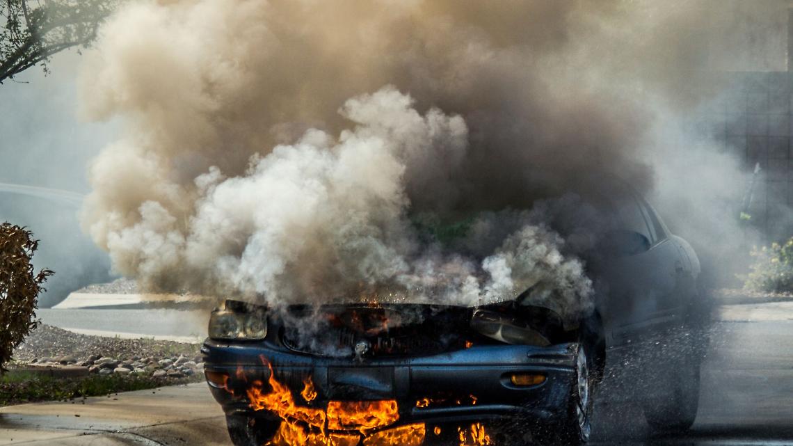 Auto in fiamme a Beinasco