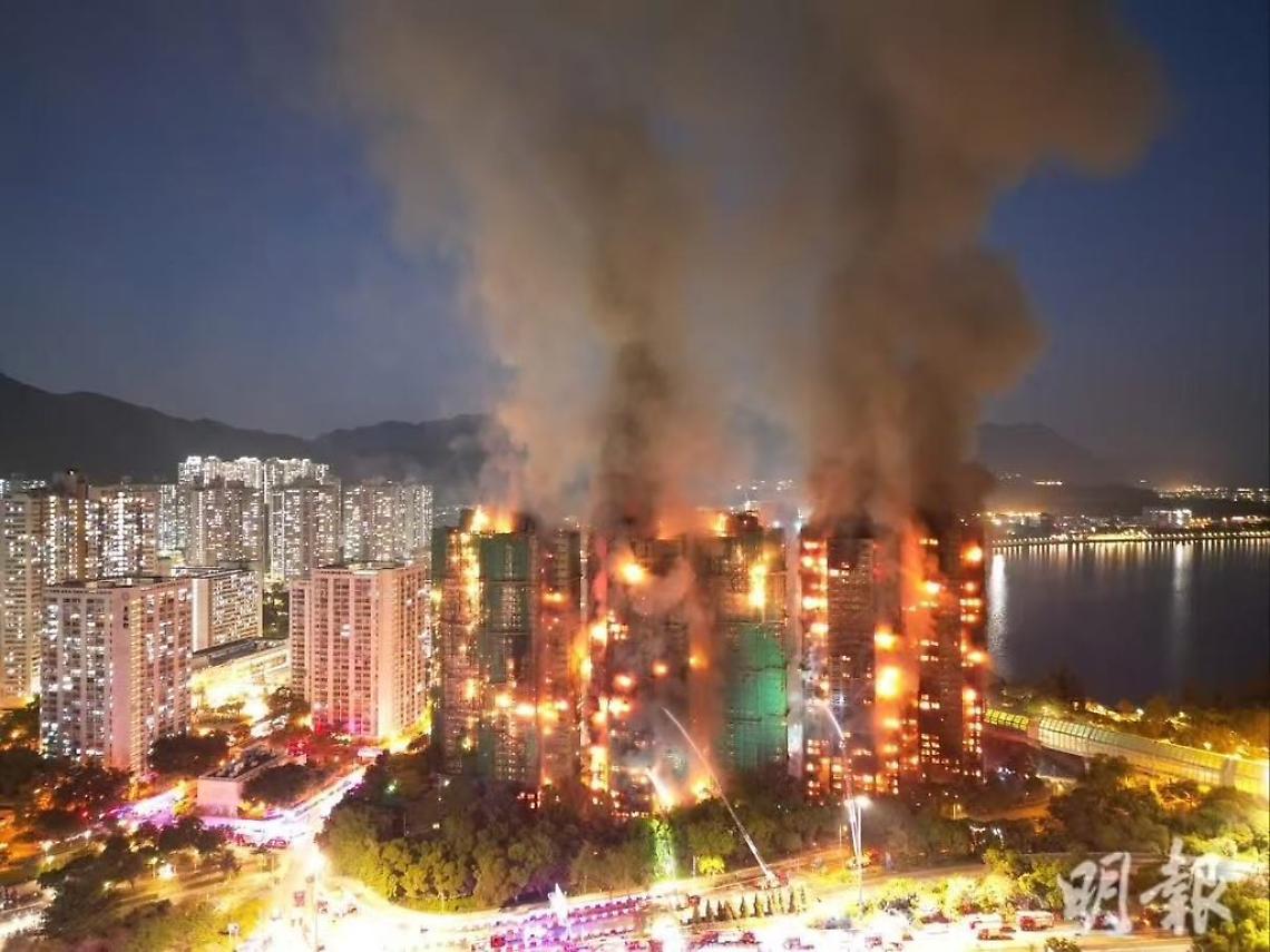 Hong Kong in cenere: sette torri bruciano, un’intera città chiede verità