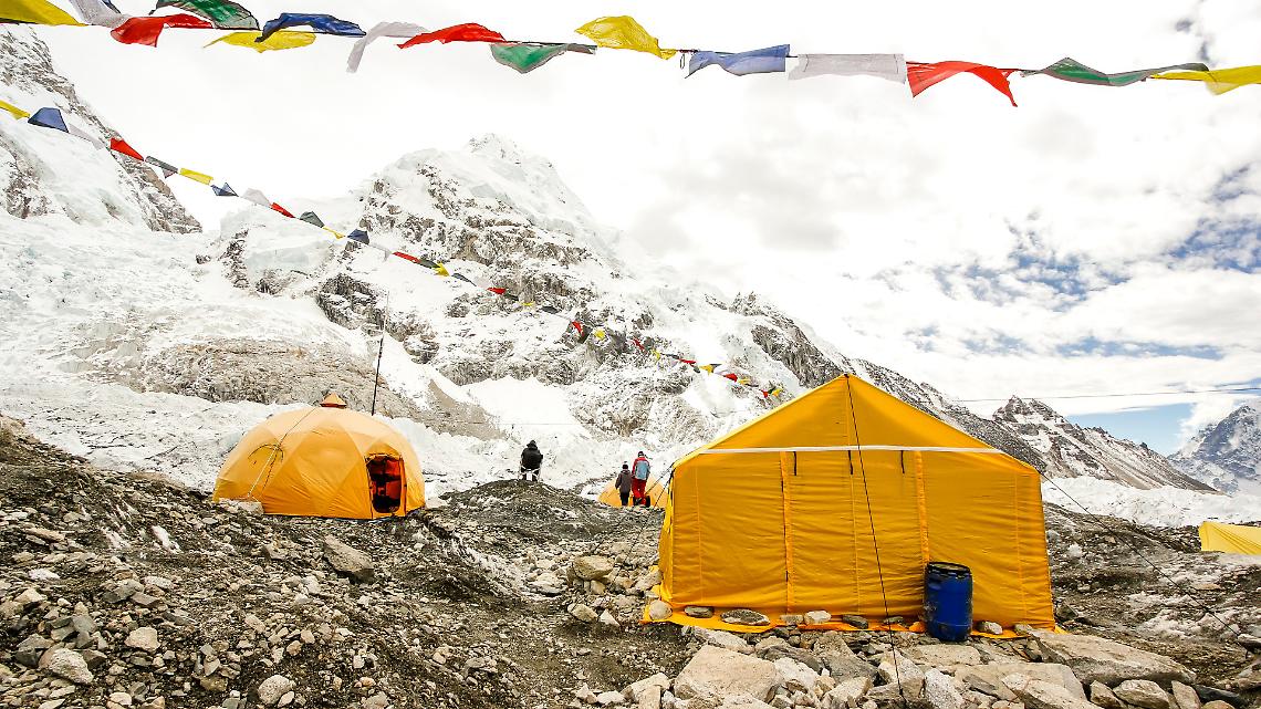 Tre Passi, gelo e meraviglia: il CAI porta il Canavese fino al Campo Base dell’Everest