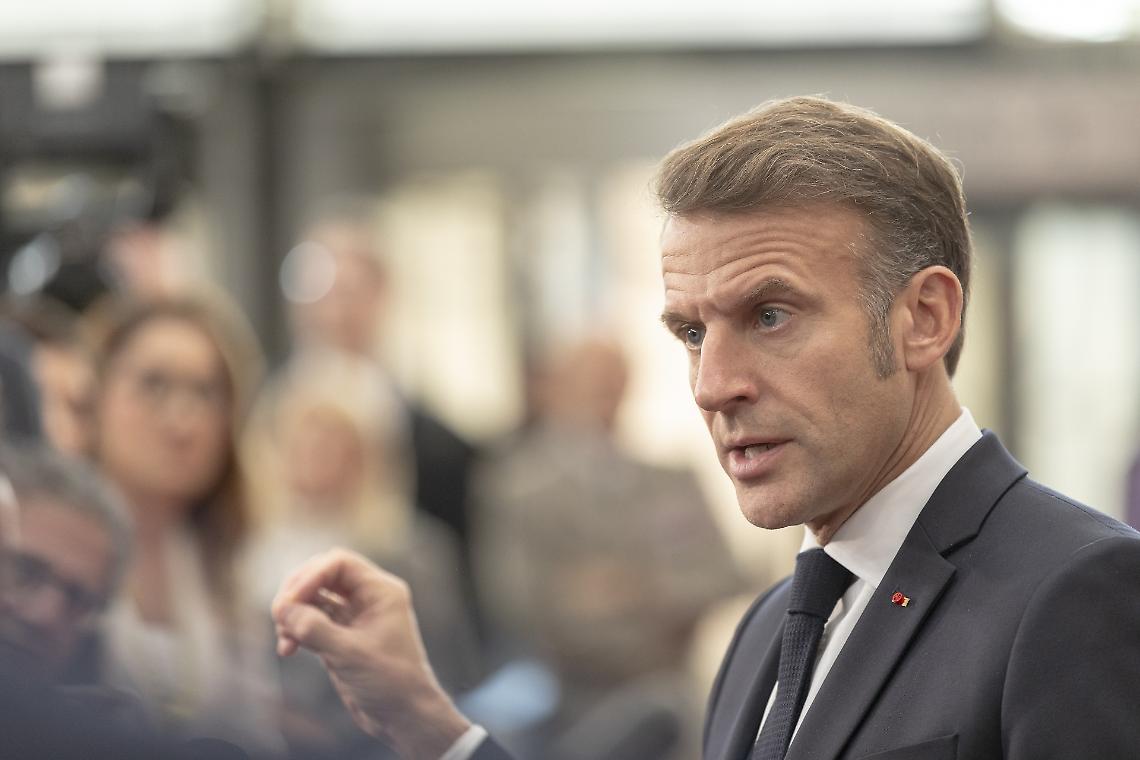 Macron spinge per il divieto degli smartphone nelle scuole superiori gi&agrave; da gennaio