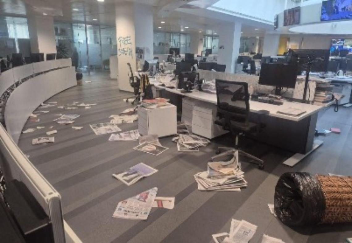 Assalto alla sede de La Stampa durante il corteo