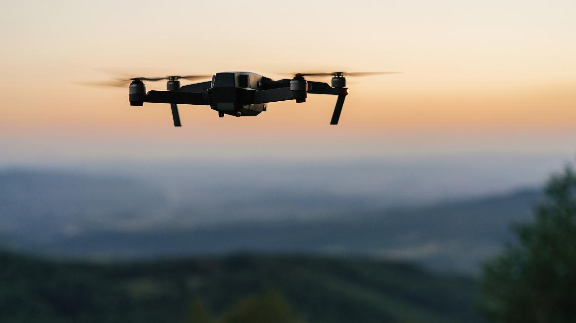 Siria, la notte del massacro: raid, droni e una moschea colpita