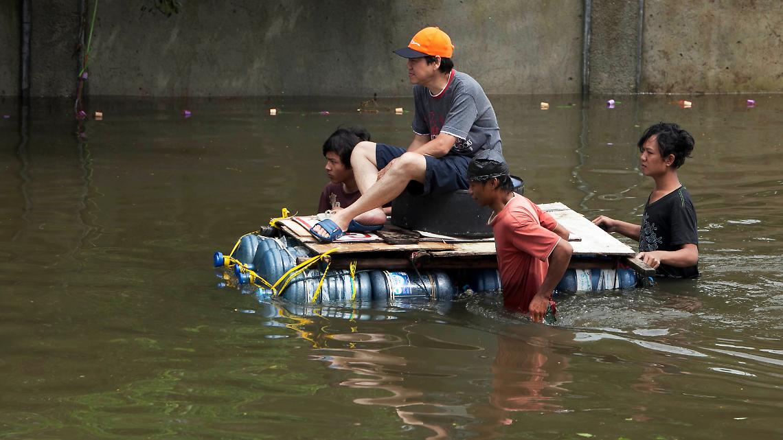 Malacca affoga: tre Paesi travolti, centinaia di morti e soccorsi allo stremo