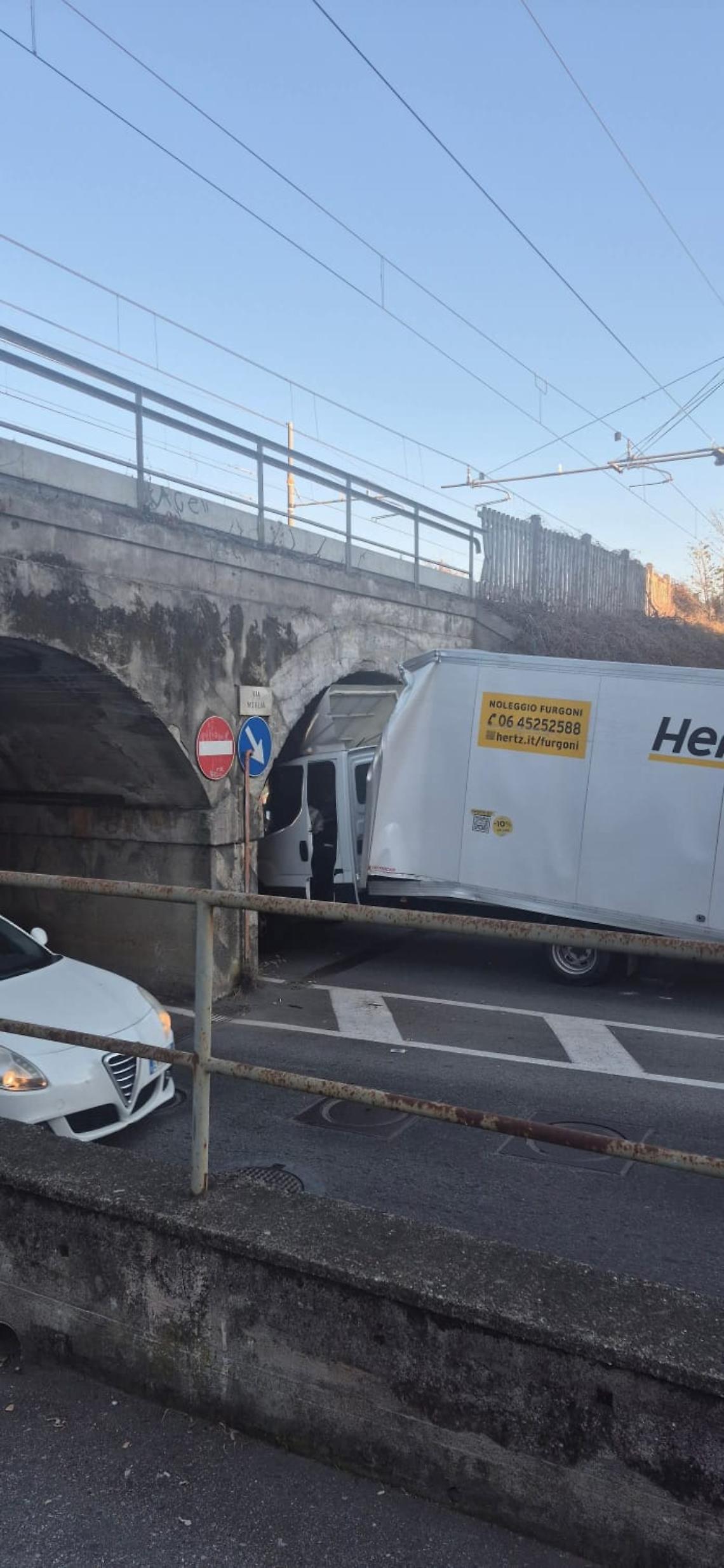 Furgone sventrato sotto il ponte di via Moglia: Settimo Torinese si ripete