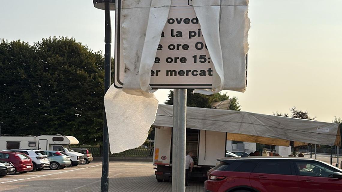 Il mercato si sposta! No, il mercato non si sposta! Che caos in città: ambulanti contro il Comune