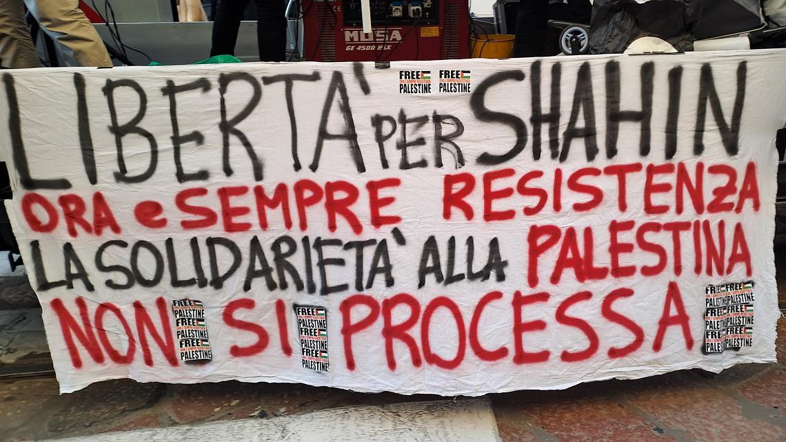 Manifestanti davanti al Cpr per chiedere la liberazione dell’imam Mohamed Shahin