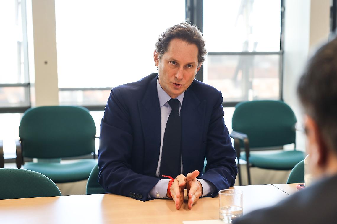 Attacco alla Stampa, Elkann rompe il silenzio: «Violenza vile». Rafforzata la sicurezza