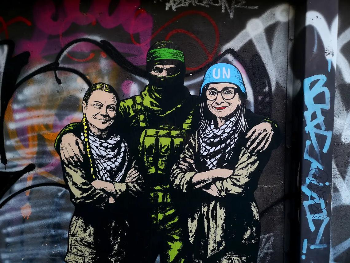 Greta Thunberg e Francesca Albanese abbracciate a un miliziano di Hamas: l'ultimo murale di provocazione a Milano