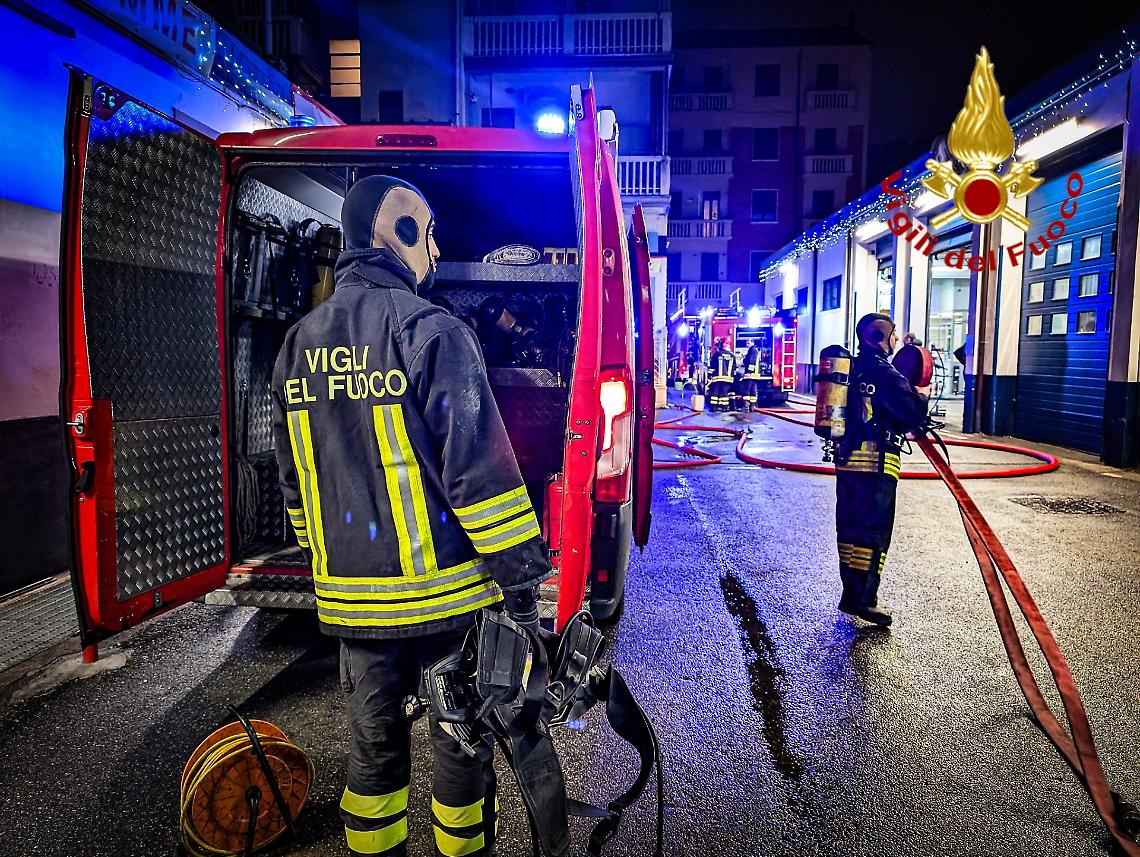Torino, fiamme nel deposito interrato di un’officina di ricambi auto