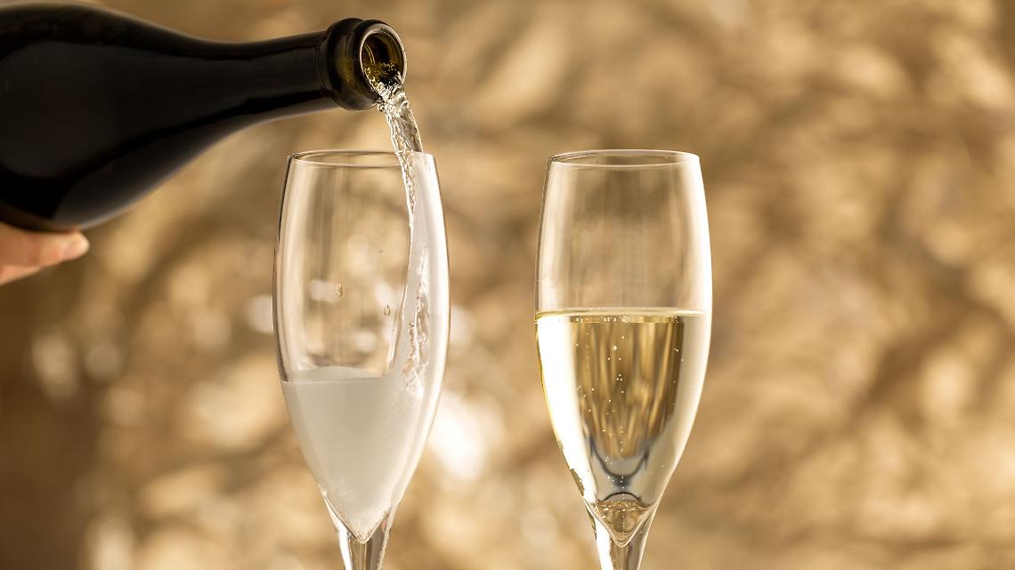 Prosecco, il retrogusto che non ti aspetti: “inquinanti eterni” nel calice. Cosa dicono i dati, cosa cambia per i consumatori, cosa devono fare produttori e politica