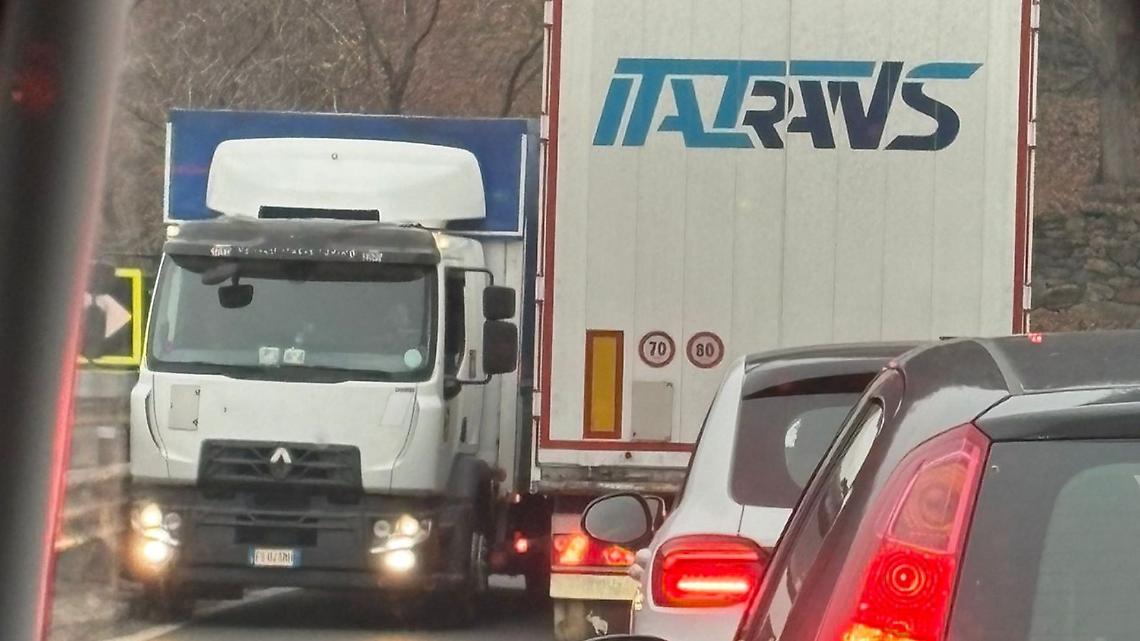 Due tir incastrati sul Ponte Preti: l’immagine di un fallimento nazionale