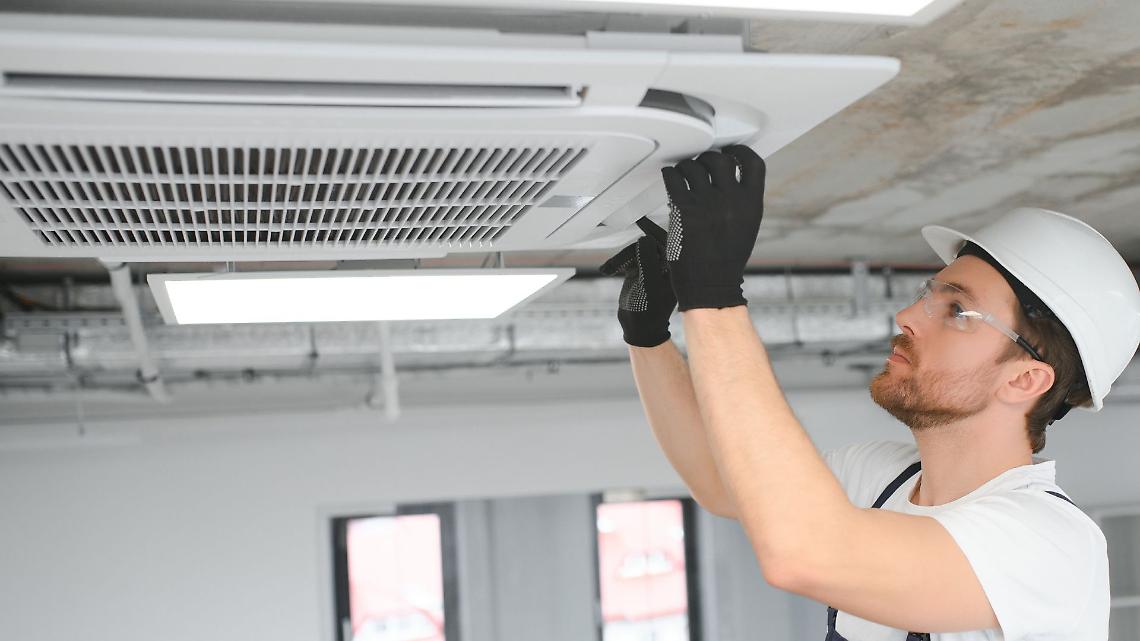 Milano, il tram che umilia la città dei creativi: “Cerchiamo elettricisti e idraulici, ma qui tutti vogliono fare i modelli”