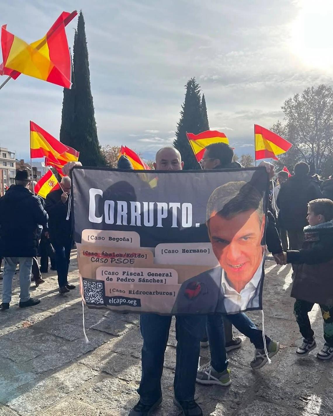 Madrid esplode: la piazza del PP grida “Dimisión” mentre Ábalos finisce in cella