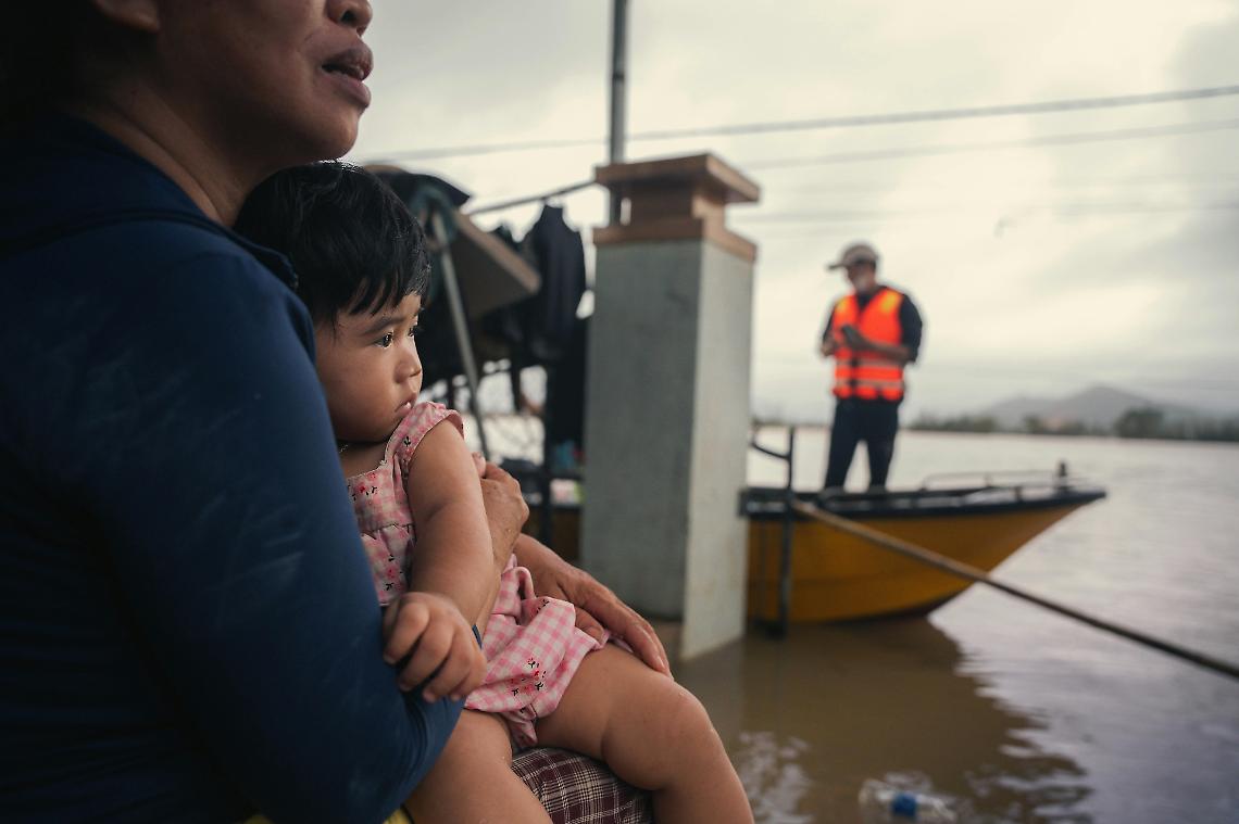“L’acqua ha cancellato le mappe”: l’Indonesia sotto il fango, l’Asia conta oltre mille morti