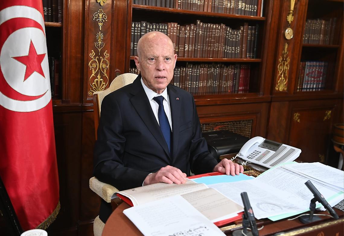 Tunisia, la notte degli arresti politici: vent’anni a Chaïma Issa. La democrazia finisce in un cofano