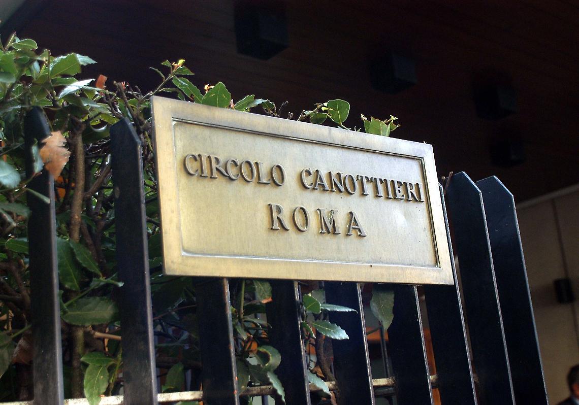 Dipendente licenziata per un “tu” di troppo: il circolo dei Vip nell'occhio del ciclone