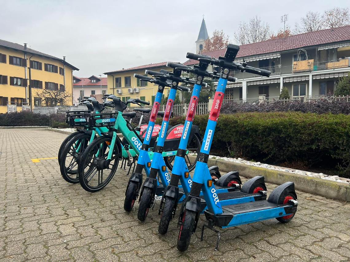 Monopattini a Settimo: il Comune vola nel futuro, i cittadini cadono dal divano