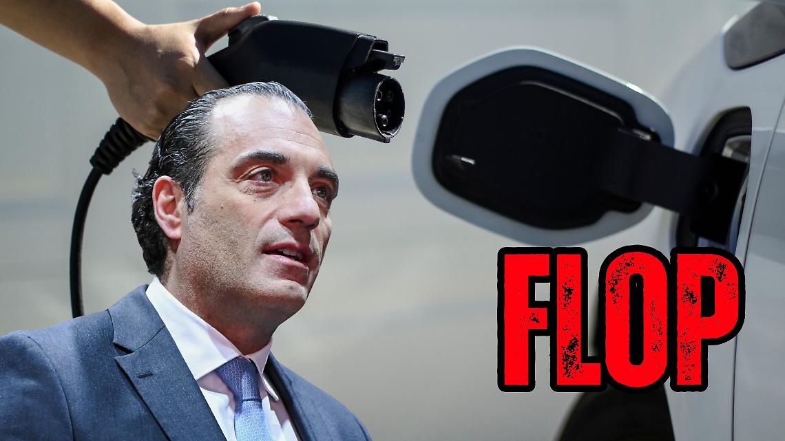 Il ceo ammette i fallimenti sulle previsioni EV, invoca una transizione più lenta e scommette su ibrido, Jeep e Ram in un mercato americano “più amico”