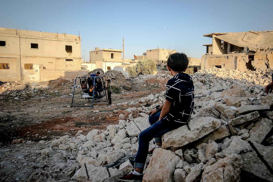 Così la Russia strangola il Donbas mentre l’Occidente discute: il racconto dal fronte