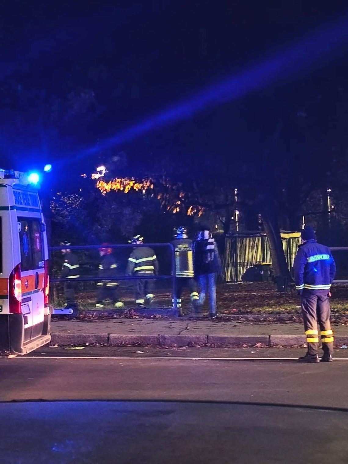 Barriera di Milano, fiamme nelle ex piscine: “È una crack house a cielo aperto”