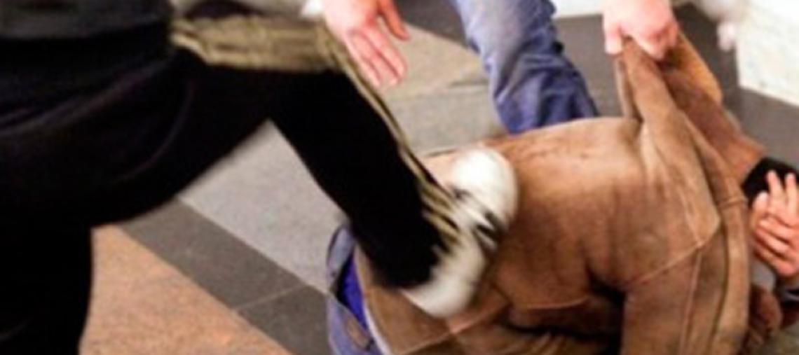 Lo pestano a picconate per un furto: Arnad si trasforma in un far west