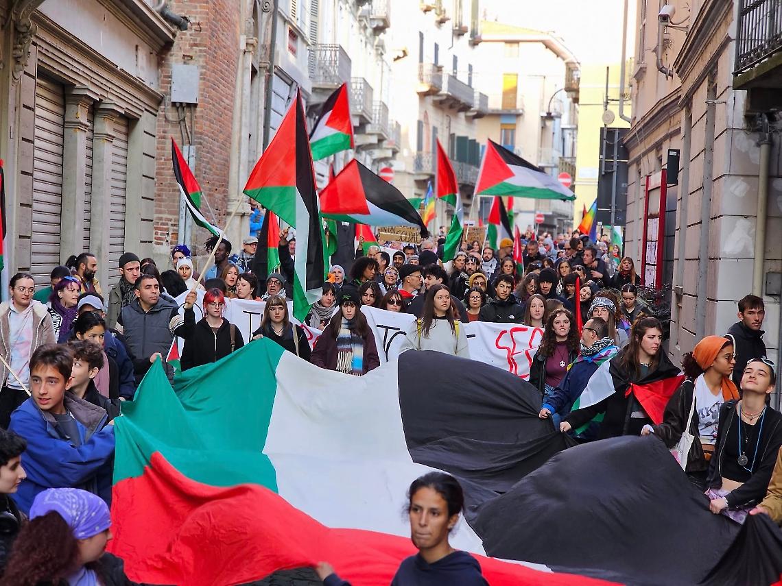 Ivrea, presidio all’Adecco: lavoratori e precari contro guerra e precarietà