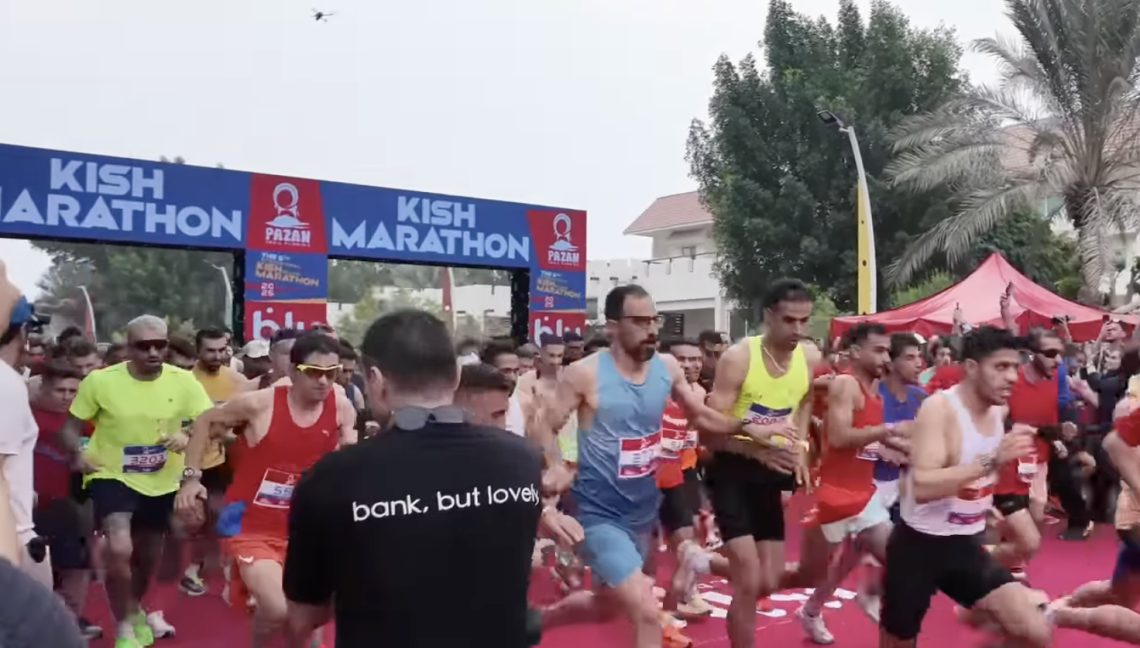 Iran, la maratona di Kish diventa un caso nazionale: arrestati gli organizzatori per le atlete senza velo