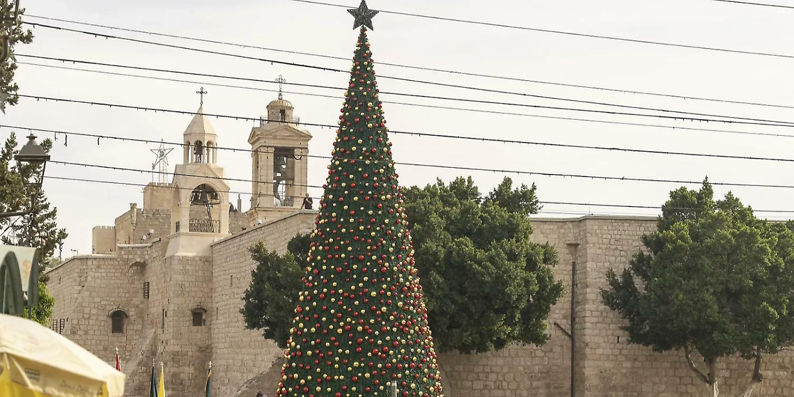 Betlemme riaccende il suo Natale: niente fuochi, migliaia in piazza e un messaggio che parla al mondo