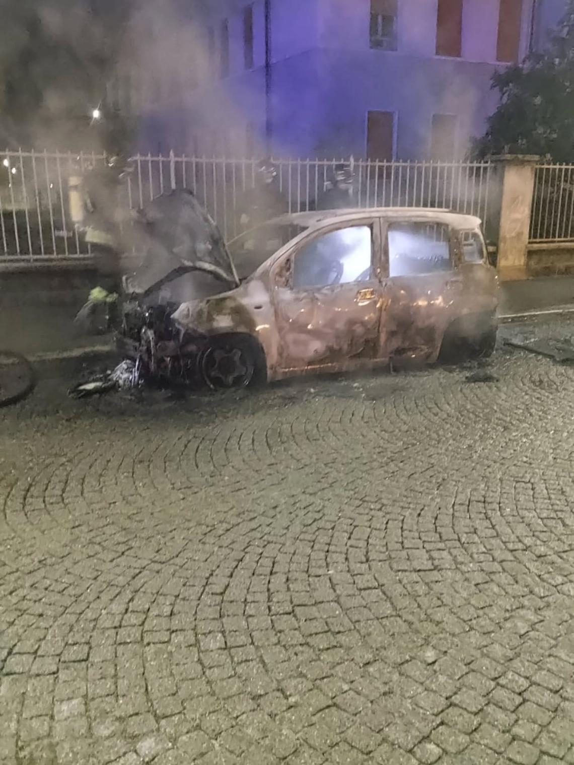 Torino in fiamme, Lo Russo in silenzio: brucia un’auto a Regio Parco