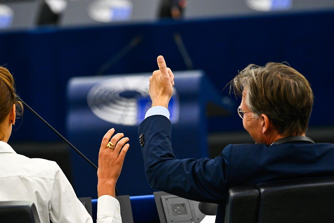 UE verso i rimpatri fuori Europa: accordi, centri esterni e nuova stretta sui migranti