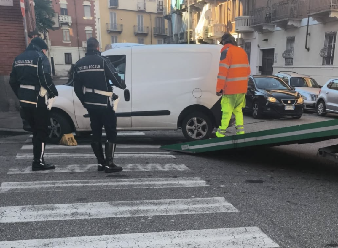 Furgone blocca lo scivolo