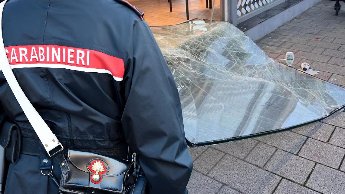 Spaccata notturna a Druento, auto-ariete contro un negozio in centro: caccia alla banda