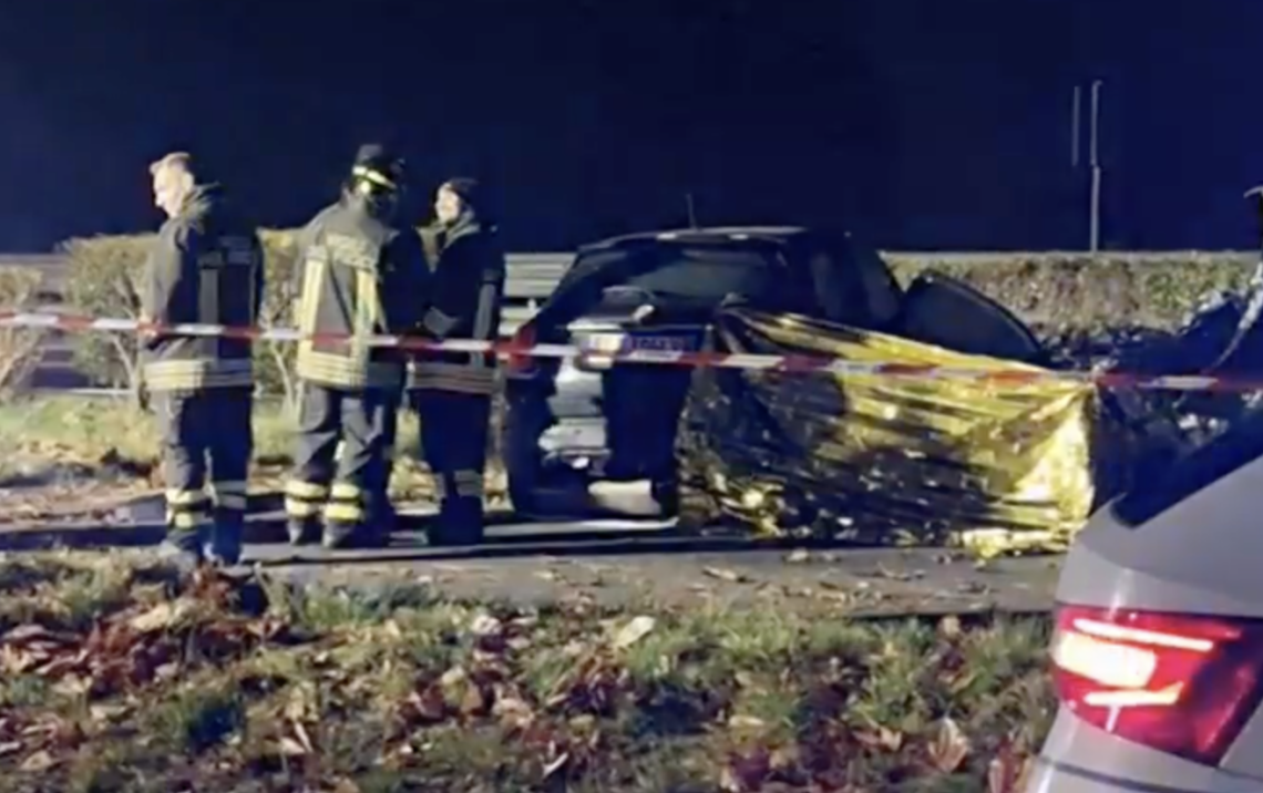 Sbalzata e travolta sull’A5: forse un’auto ha colpito la 500X prima dello schianto