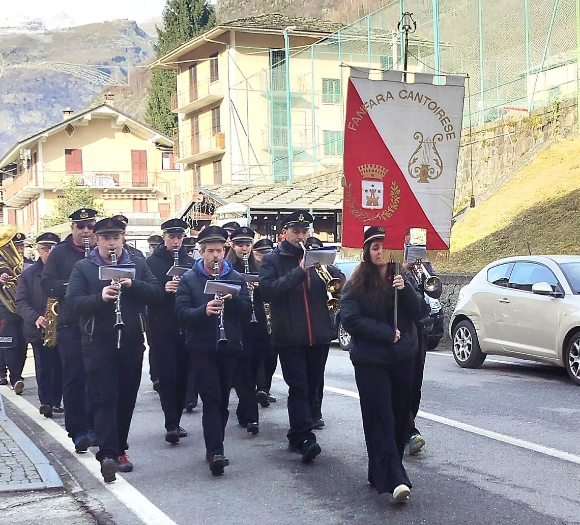 La Fanfara Cantoirese durante la sfilata per le vie del paese