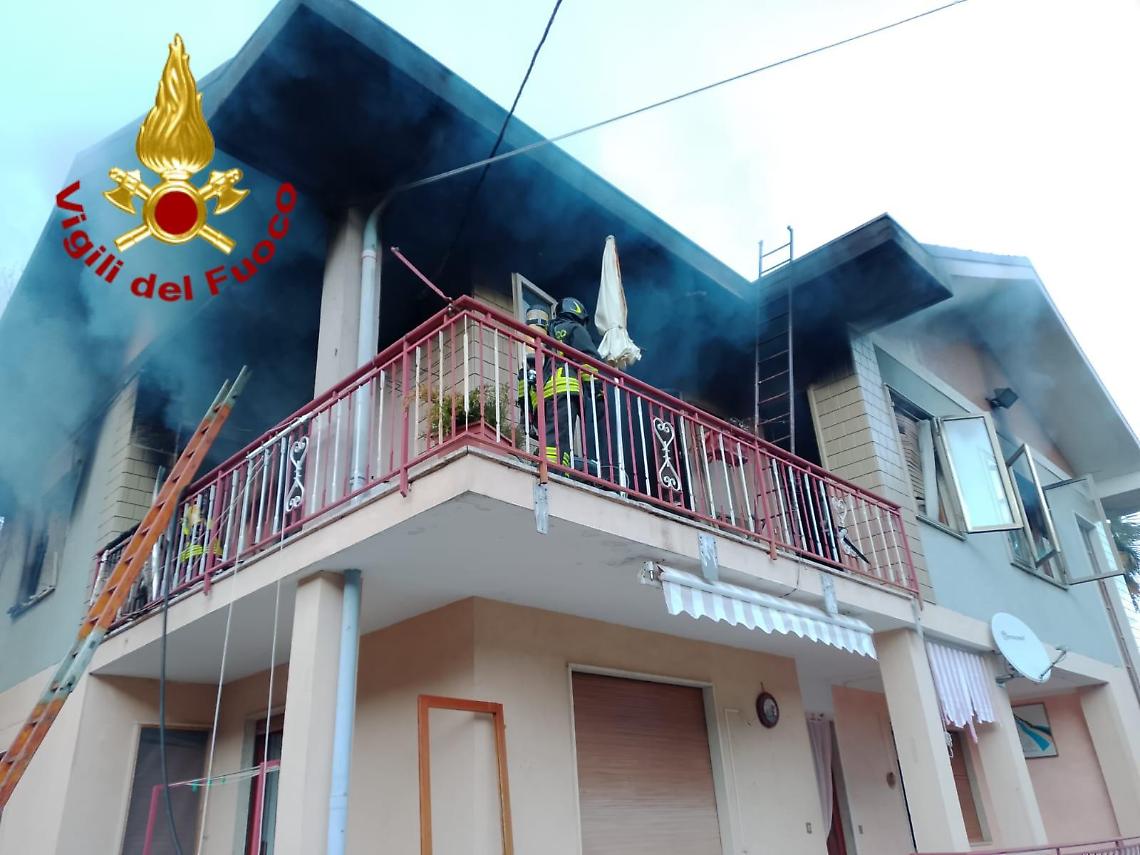 Incendio in un’abitazione a Lanzo Torinese, otto squadre dei Vigili del Fuoco al lavoro