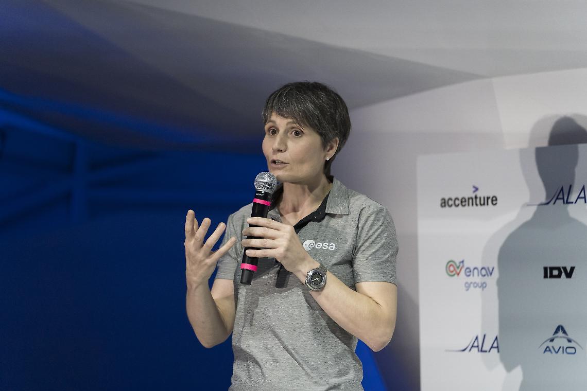 Astrosamantha trascina 1.500 studenti nel viaggio tra le stelle a Giovedì Scienza