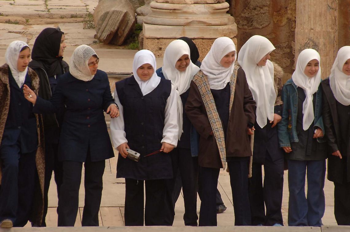 Austria, divieto di velo alle minorenni: legge-shock approvata con l’aiuto dell’estrema destra