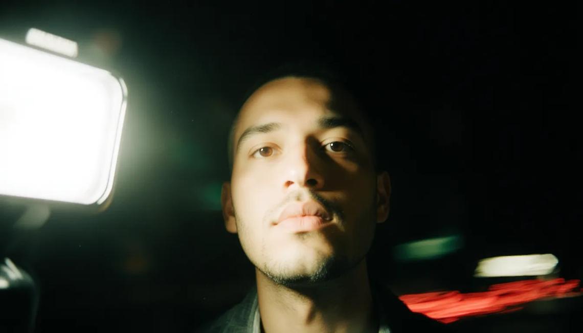 “Sempre online, sempre soli”: cosa ci racconta davvero il primo grande studio sulla salute mentale degli influencer