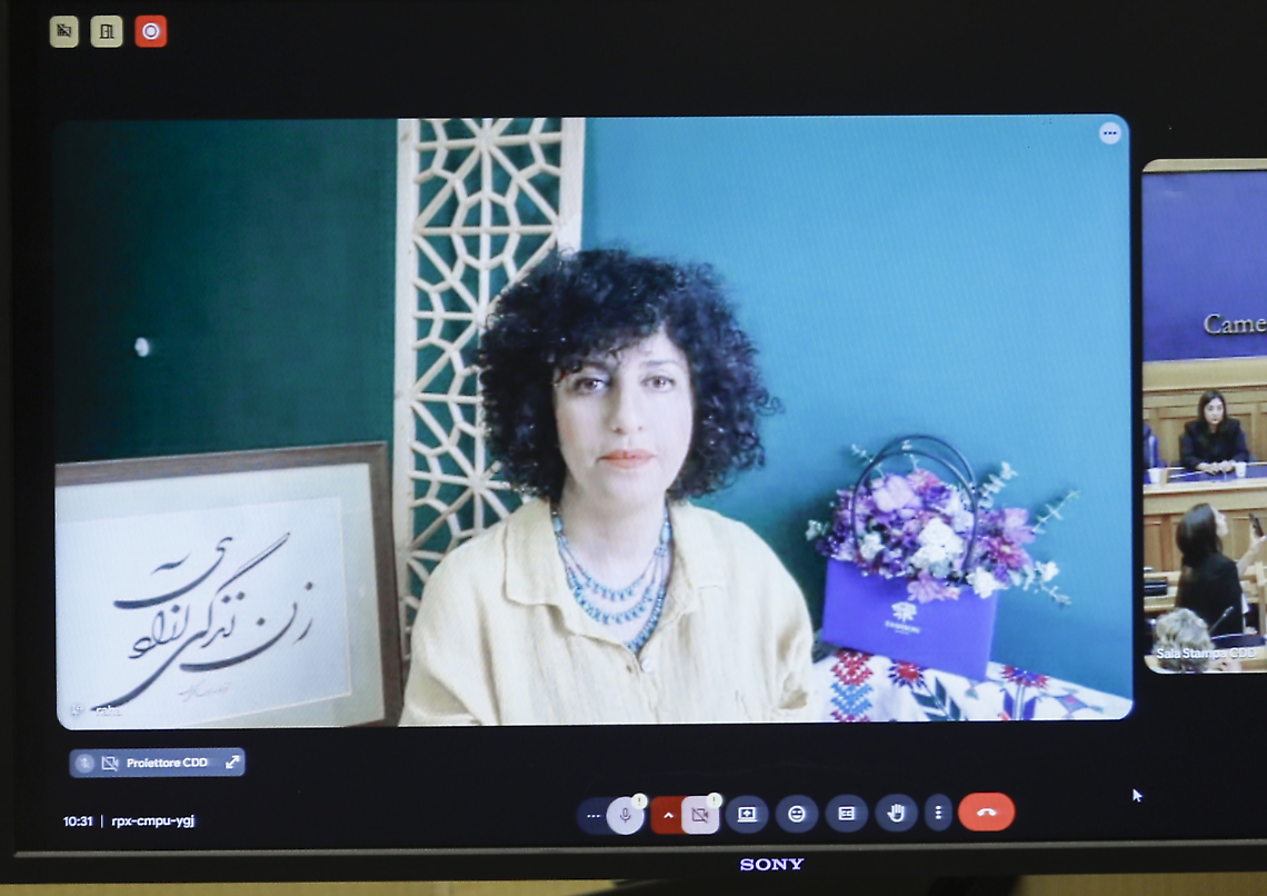 Iran, arrestata con violenza la Nobel Narges Mohammadi durante una commemorazione a Mashhad