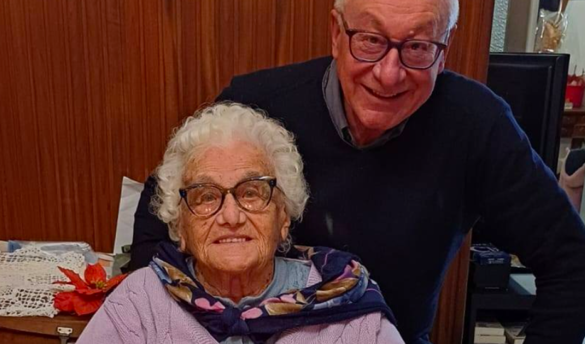 Fiorenza, 102 anni, con il figlio, Fausto Francisca, sindaco di Borgofranco d'Ivrea