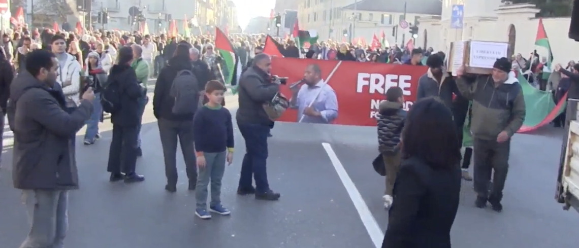 La bara della libertà apre il corteo: Torino in piazza per l’imam Shahin